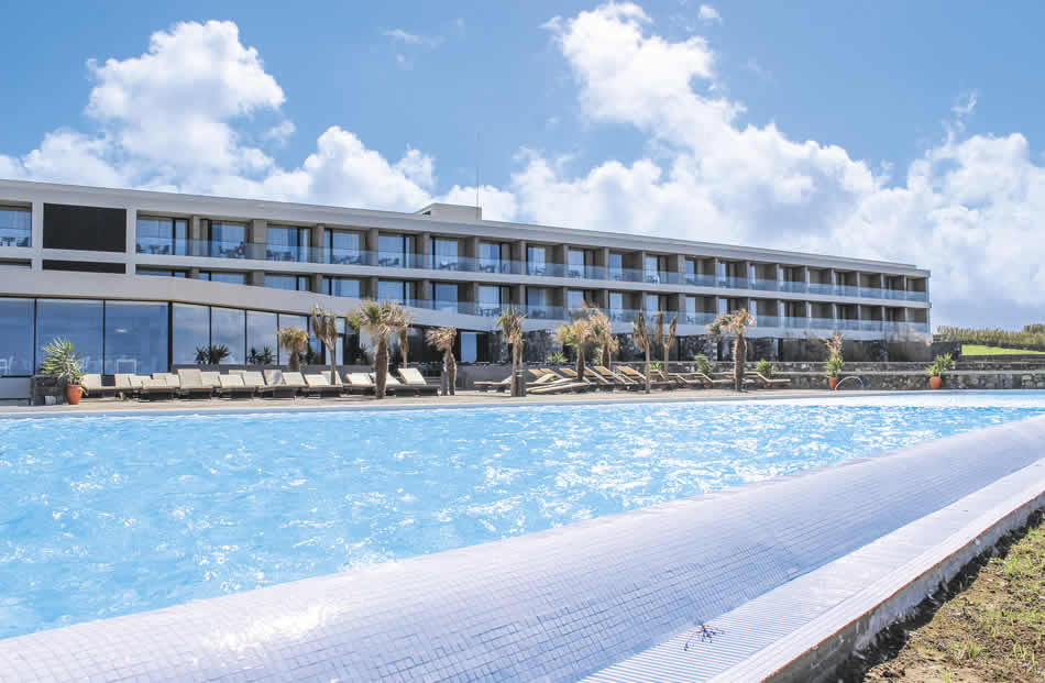 Hotel Pedras do Mar_Außenansicht mit Pool
