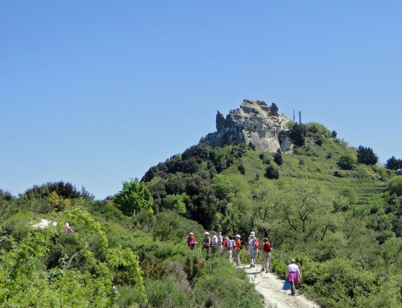 Wandergruppe auf dem Weg zum Gipfel des Monte Epomeo auf Ischia