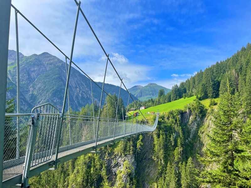 wanderreisen-lechweg-haengebruecke-holzgau