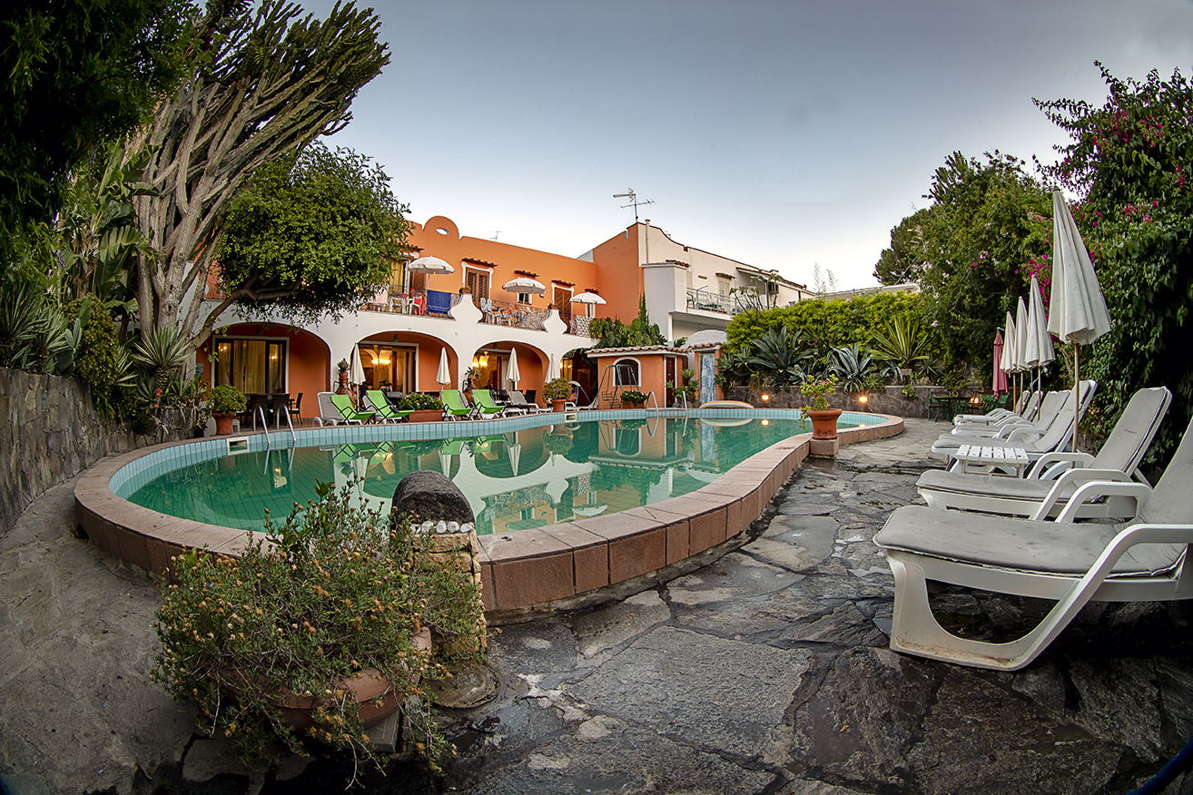 Thermalpool umgeben vom Garten Hotel Aragonese Ischia